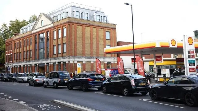 İngiltere’de benzinden sonra gıda krizi! Halk yiyecek bulamıyor