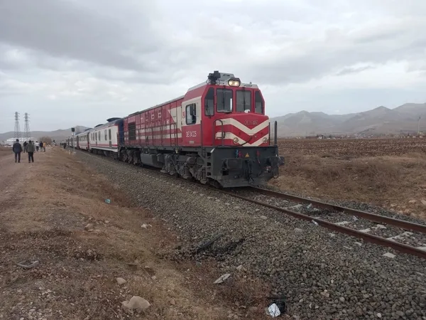 afyonkarahisarda-tren-araci-200-metre-surukledi-1-olu-1668961085896.jpg Afyonkarahisar’da tren aracı 200 metre sürükledi: 1 ölü - 1