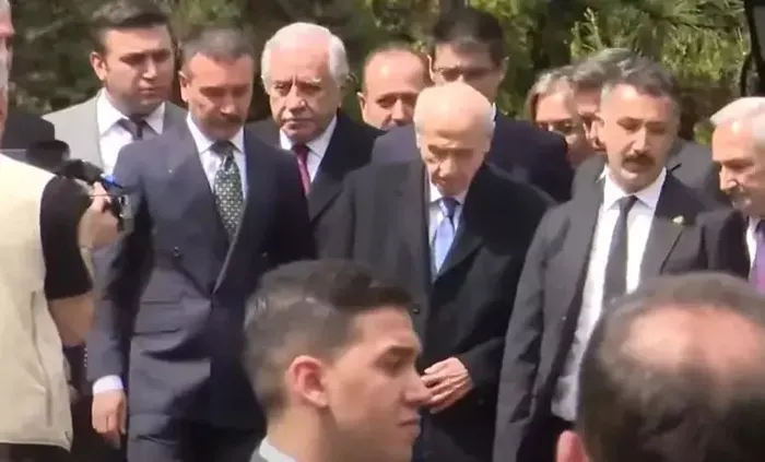 mhp-lideri-devlet-bahceli-2-ay-aradan-sonra-mesaiye-basladi-ilk-ziyaret-turkesin-kabrine-1743765156992.jpeg MHP Genel Başkanı Bahçeli, 66 ay aradan sonra ilk kez görüntülendi (A Haber arşiv)