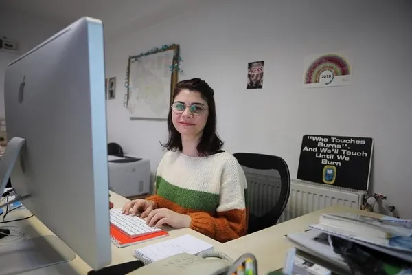 Bayrağımıza ve şehitlerimize hakaret eden Gazete Kadıköy Yazı İşleri Müdürü Semra Çelebi’ye mahkemeden ders niteliğinde karar!