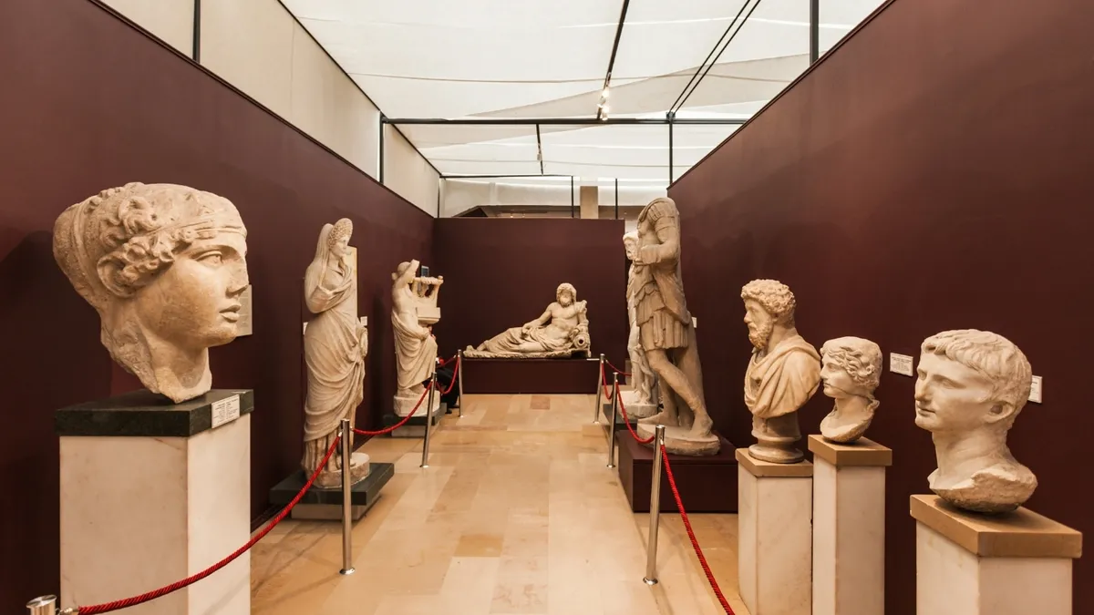 ucl-arastirmasi-duzenli-muze-gezmek-sizi-1-yil-daha-genc-gosteriyor-1779351821939.jpg Çalışmaya göre sanat ve kültürel aktiviteler, düzenli egzersize benzer sağlık faydaları sağlayabiliyor. (Fotoğraf: A Haber Foto Arşiv)