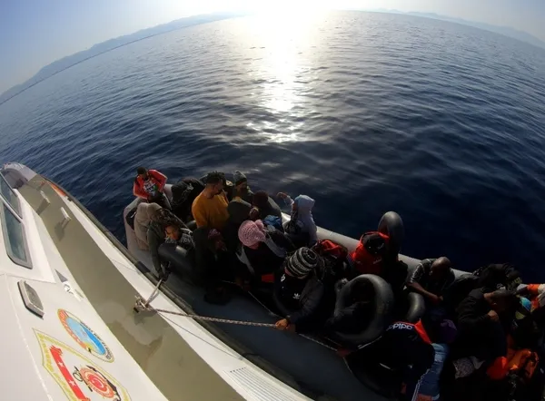 izmir-aciklarinda-87-duzensiz-gocmen-yakalandi-1632203775966.jpg İzmir açıklarında 87 düzensiz göçmen yakalandı - 3