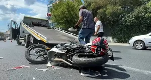 Kırmızı ışıkta bekleyen çekiciye çarptı: 2 ölü