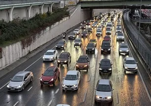 İstanbul'da sağanak yağış trafiği vurdu! Ana arterler ve köprü bağlantıları kilit