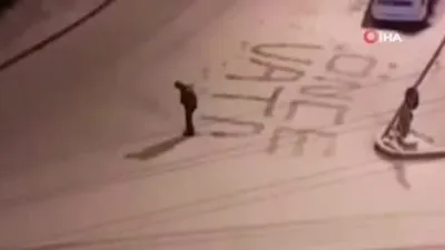 Vatan sevgisini karla kaplı yola yazdı!