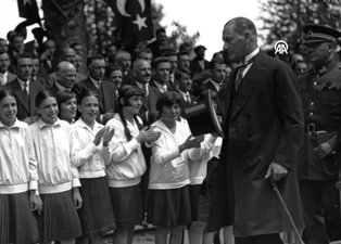 Arşivden çıkan fotoğraflar yapay zeka ile canlandırıldı! İşte 29 Ekim Cumhuriyet Bayramı’na özel video