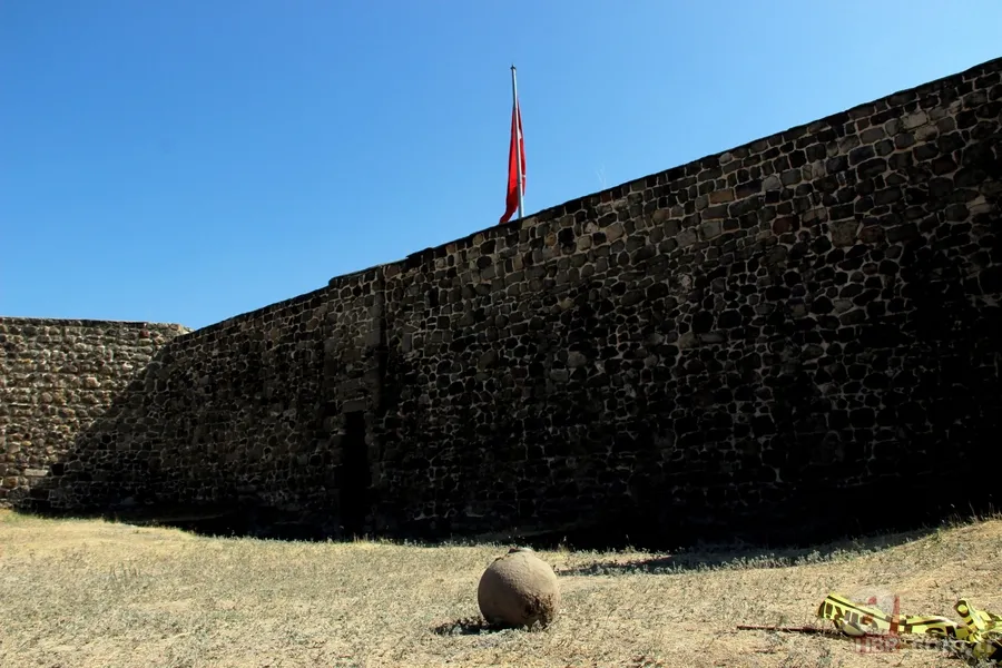 Tarihi Erzurum Kalesi'nde kazı çalışmaları sürüyor 6