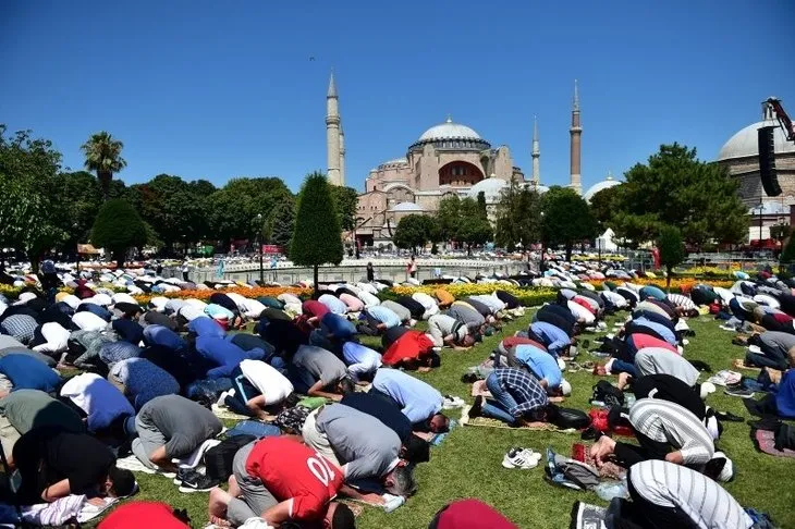 86 yıllık hasret bir cuma vakti vuslata erdi! Ayasofya Camii'nin ibadete açılışının yıl dönümü