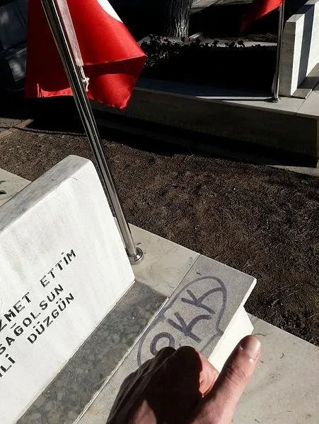 son-dakika-sehit-mezarina-pkk-yazip-kufurlu-paylasim-yapan-alcak-yakalandi-1636211656525.jpeg Son dakika: Şehit mezarına 'PKK' yazıp küfürlü paylaşım yapan alçak yakalandı - 3