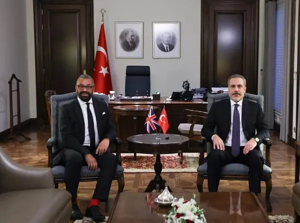 turkiye-ile-ingiltere-arasinda-kritik-temas-bakan-hakan-fidan-ingiliz-mevkidasi-ile-gorustu-1694634266909.jpg Türkiye ile İngiltere arasında kritik temas! Bakan Hakan Fidan İngiliz mevkidaşı ile görüştü - 4