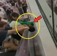 Başını derde soktu! Yürüyen merdivene...