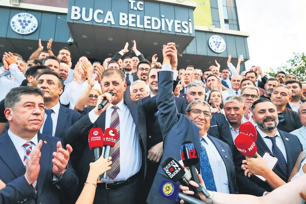 buca-belediyesinde-degisen-bir-sey-yok-300-memurdan-is-birakma-karari-1789442886637.jpeg Buca Belediyesi’nde değişen bir şey yok! 300 memurdan iş bırakma kararı - 1