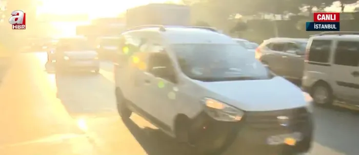 İstanbul’da İETT arızları bitmiyor! İETT otobüsü yolun ortasında kaldı