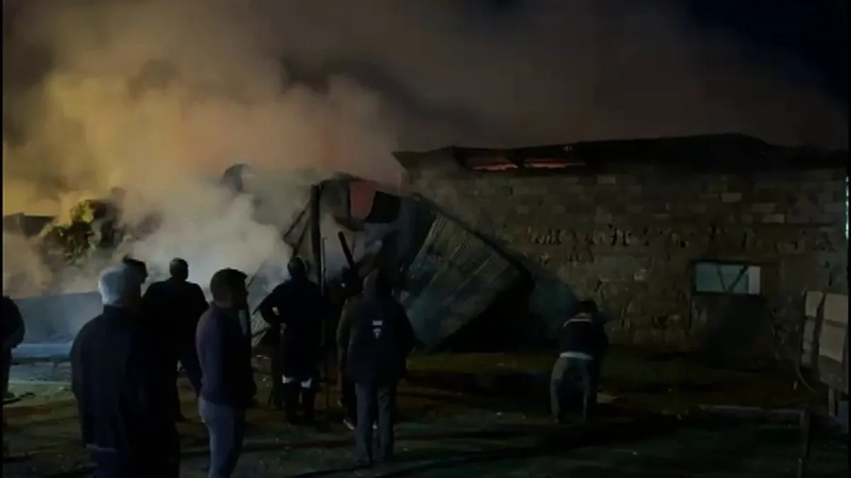 Sivas’ta korkutan ahır yangını! Alevler geceyi aydınlattı