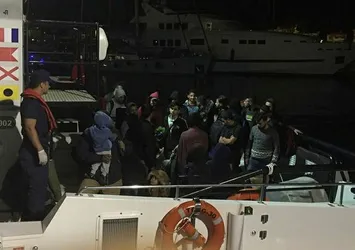 İzmir'de 4 ayrı botta 251 göçmen yakalandı