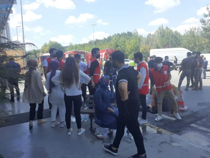 Son dakika: Beyoğlu'nda inşaatta yangın: 5 işçi yaralandı - 4