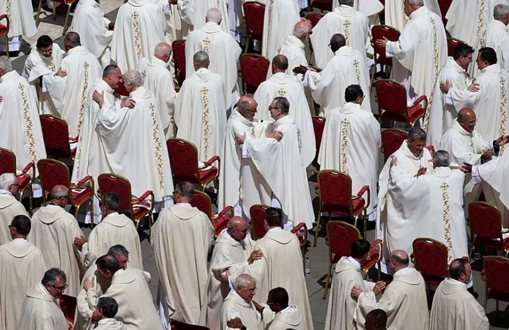 Papa gitti, koltuk savaşı kızıştı! Papalık yarışında ayak oyunları: Lobicilik hız kazandı