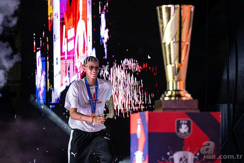 Filenin Sultanları Avrupa zaferini doyasıya kutladı! Melissa Vargas "Malatya bulunmaz eşin" türküsüyle coştu! İşte o anlar... 15