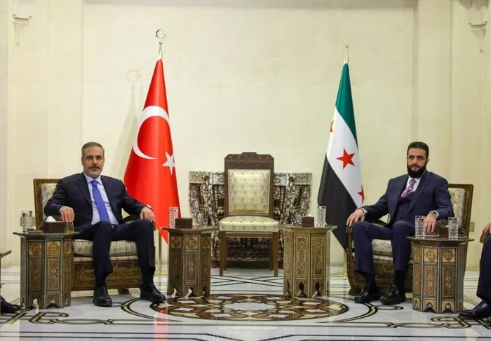 bakan-fidan-suriyeye-gidiyor-cumhurbaskani-sara-ile-gorusecek-1754565186877.jpeg Dışişleri Bakanı Hakan Fidan - Suriye Cumhurbaşkanı Ahmed Şara (AHABER ARŞİV)