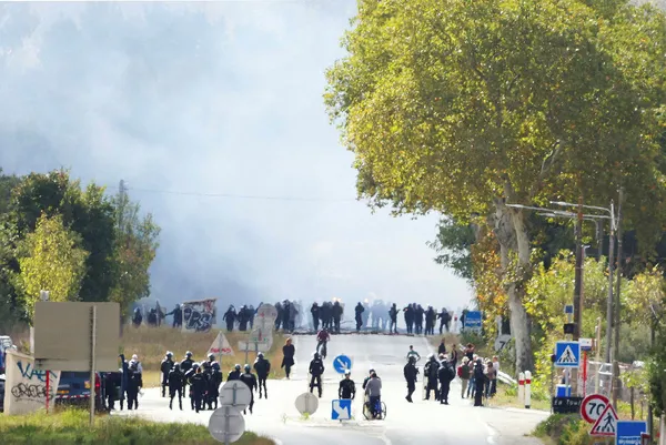 1697911647112.jpg Fransa'da çevreciler çimento kamyonlarını ateşe verdi: 6 gözaltı - 2