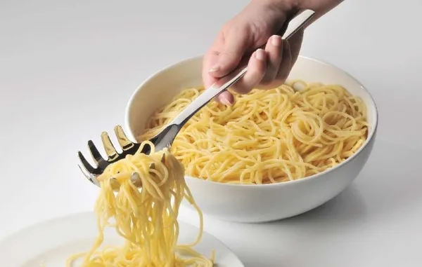 Makarna kepçesinde gizli detay! O delik bakın ne işe yarıyor...