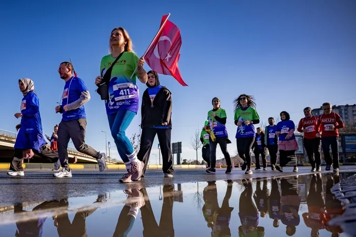 karadeniz-kiyisinda-uluslararasi-solen-trabzon-yari-maratonunda-rekor-katilim-1771183252621.jpg Karadeniz kıyısında uluslararası şölen: Trabzon Yarı Maratonu’nda rekor katılım - 4