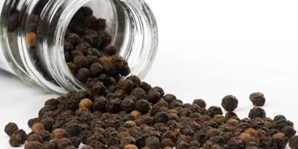 Tüketen hemen iyileşiyor! Soğuk algınlığını geçiren karabiber çayının faydaları...