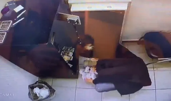 taksimde-milyonluk-doviz-burosu-soygunu-buro-sahibi-hirsizi-gorunce-soke-oldu-1637329761901.jpg Taksim’de milyonluk döviz bürosu soygunu! Büro sahibi hırsızı görünce şoke oldu - 1