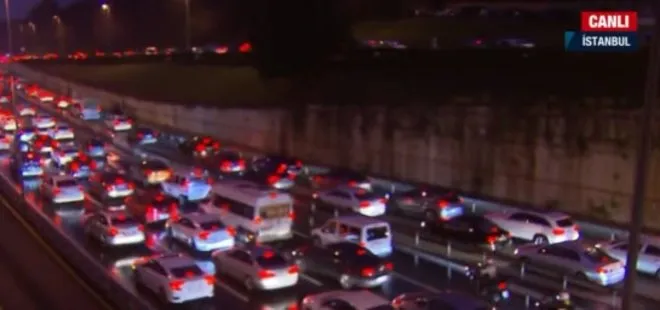 İstanbul’da yeni hafta trafikle başladı! Milyonlarca vatandaş yolda kaldı