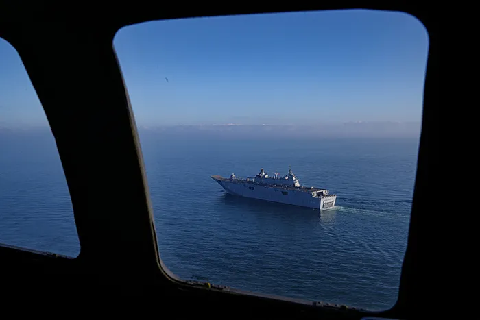 İstanbul Boğazı’nda gövde gösterisi! TCG Anadolu’ya iniş yaptılar...