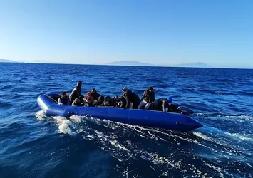 İzmir açıklarında 26 kaçak göçmen yakalandı
