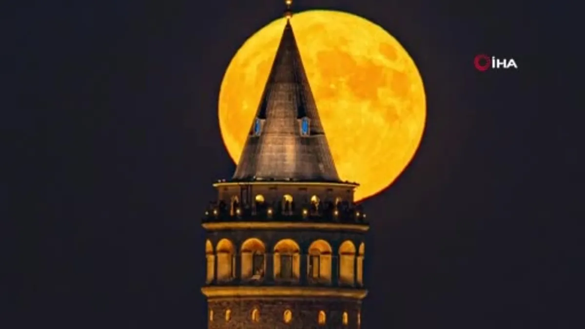 Galata Kulesiyle Dolunay kartpostallık görüntüler oluşturdu