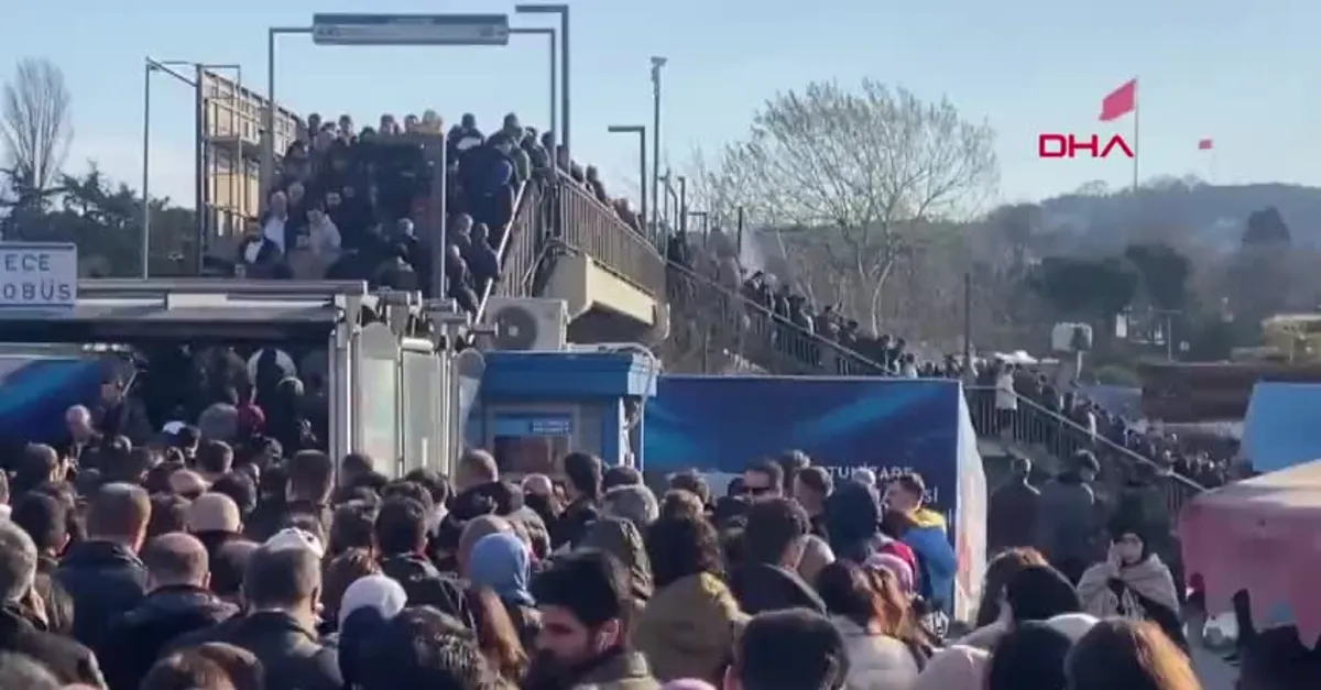 Altunizade'de metrobüs arızası nedeniyle yoğunluk oluştu