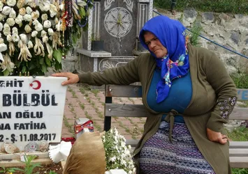 Şehit Eren Bülbül'ün annesinden yürek yakan sözler: "Harçlığı olmadığı için bana çiçek alamazdı"
