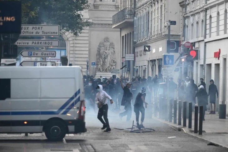 Fransa'da kaos büyüyor! Yağma, kargaşa, sokak olayları... OHAL ilan edilecek mi? Macron'dan ateşi körükleyen adım