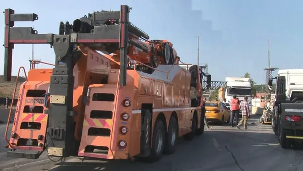 1630421908900.jpg İstanbul'da zincirleme trafik kazası! 4 araç birbirine girdi - 1