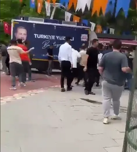 1683650128540.jpg Gaziantep'te CHP'li isimlerden AK Parti standına silahlı saldırı! 4 kişi yaralanarak hastaneye kaldırıldı - 3