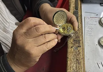 Yarım asırdır 8 metrekarelik dükkanında saatleri ayarlıyor!