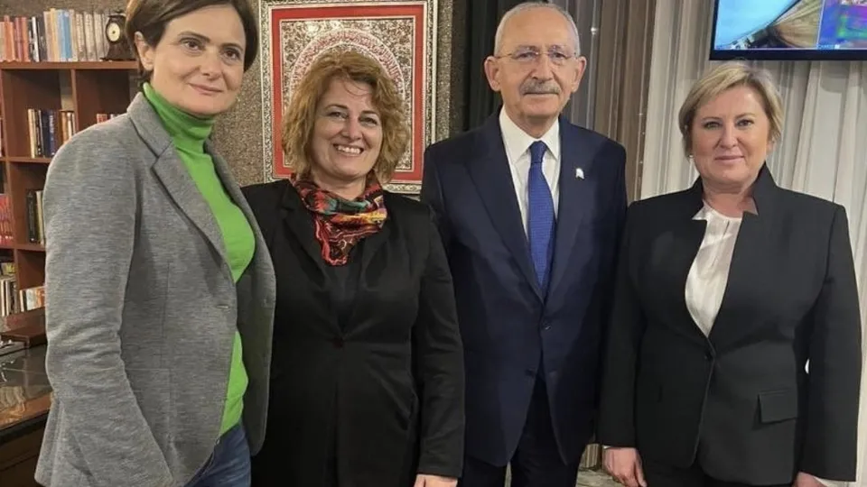 Kılıçdaroğlu seccadeye ayakkabı ile bastı