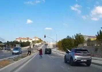 İstanbul'da trafikte taşlı kavga! Refüjden alıp otomobile fırlattı