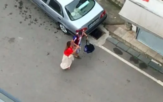 Rize'den sonra Samsun! Tartıştığı genç kızı kolundan çekerek sürükledi - 1