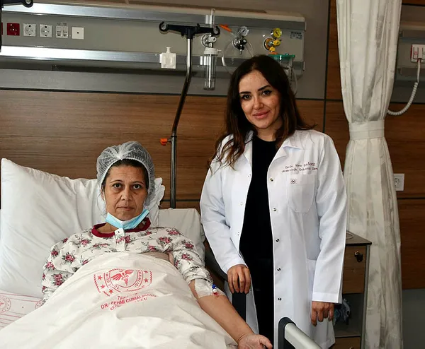 1700824931363.jpg Hastanın karnından çıkan kitle şoke etti! 50 santimetre 20 kilogram! Doktor böyle poz verdi... - 1