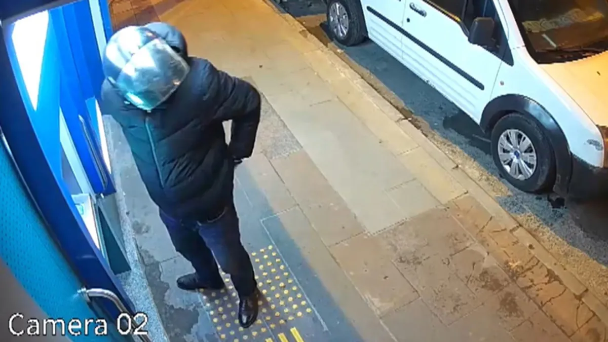 İstanbul'da ATM'lerden para çalan hırsız kamerada
