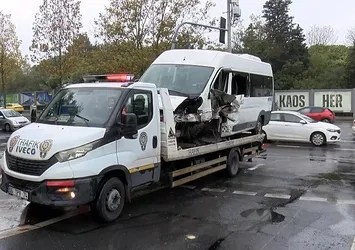 Sarıyer'de kontrolden çıkan servis uyarı levhasına çarptı