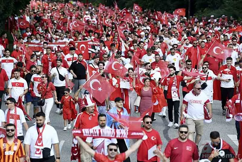 Yer gök kırmızı beyaz! Hamburg sokakları tezahürat sesleri ile inledi | Taraftarlarımızdan millilere büyük destek 2