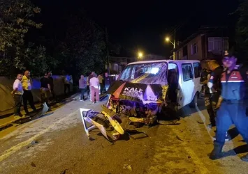 Tokat'ta minibüs park halindeki pikaba çarptı: 1 yaralı