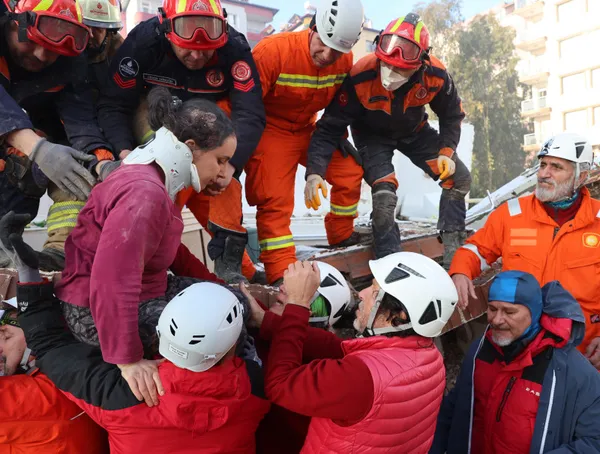 Tüm Türkiye’de deprem seferberliği! Soner Arıca kan bağışı kuyruğunu böyle paylaştı! Gurur duydum
