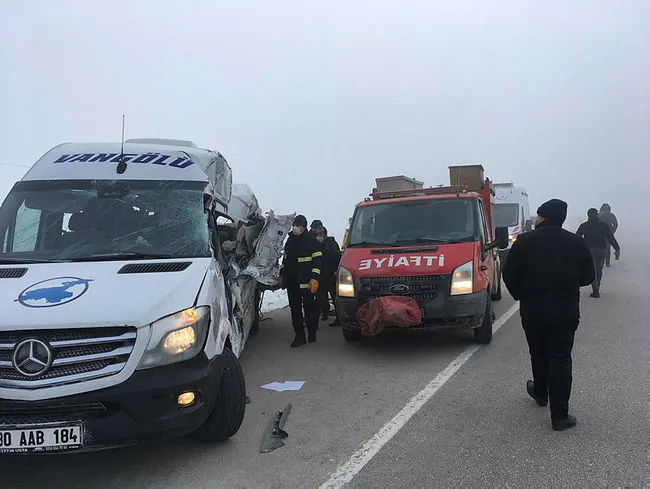 Hakkari'de yolcu minibüsü ile TIR çarpıştı: Ölü ve yaralılar var - 2