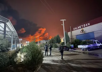 Adana'da kimya fabrikasında yangın: Yollar kapatıldı dükkanlar boşaltıldı