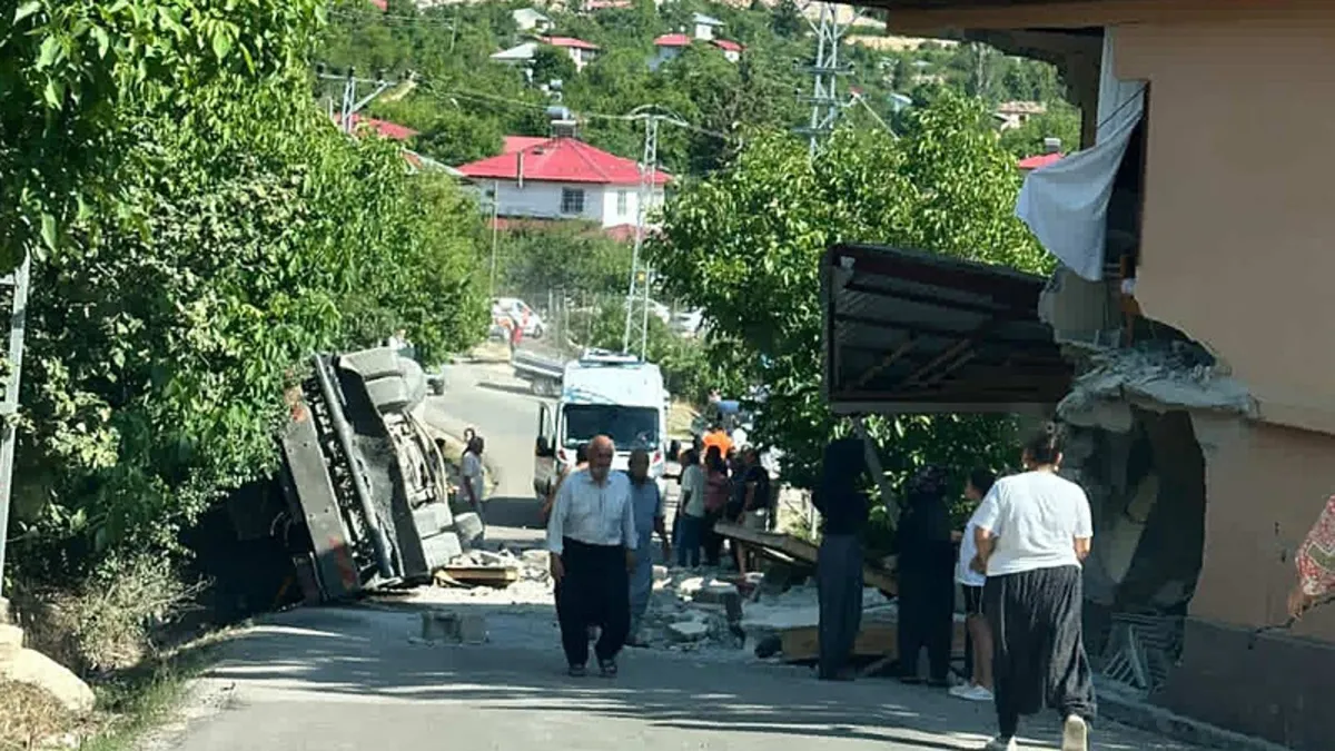 Mersin'de kontrolden çıkan kamyon eve çarptı: 1 ölü